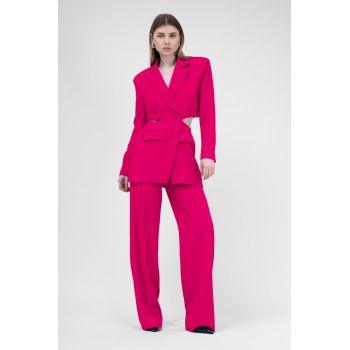 Costum fuchsia cu sacou decupat si pantaloni drepti cu riz