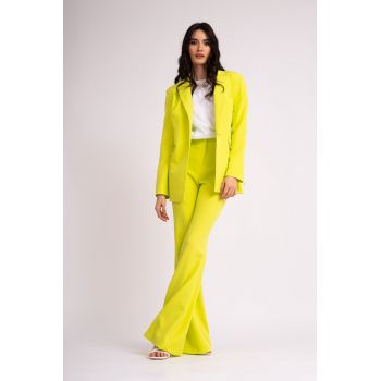 Costum lime cu sacou cambrat si pantaloni evazati