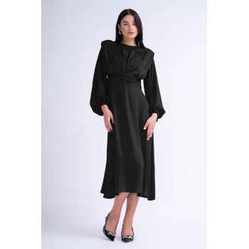 Rochie Midi Neagra cu Umeri Proeminenti si Pliuri