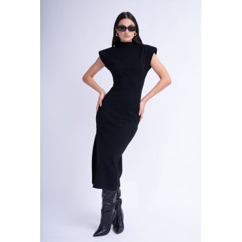 Rochie Midi Neagra cu Umeri Supradimensionati si Slit