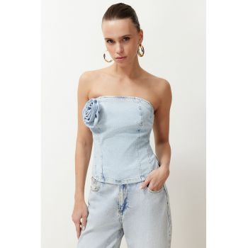 Top de denim cu aplicatie florala