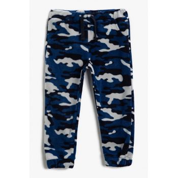 Pantaloni de trening din fleece cu imprimeu camuflaj