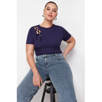 Tricou plus size cu decupaj si dantela