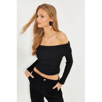 Bluza crop cu decolteu pe umeri