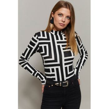 Bluza cu model geometric