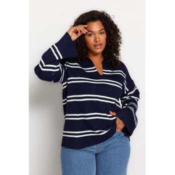 Pulover plus size cu dungi si guler ascutit