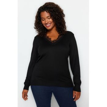 Pulover plus size cu decolteu in V si insertii de dantela