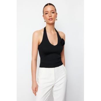 Top slim fit cu aplicatie in forma de floare