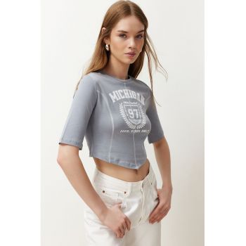 Tricou crop cu imprimeu text