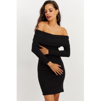 Rochie mini cu croiala bodycon si decupaj pe umeri