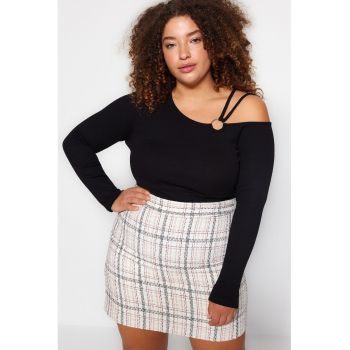 Bluza plus size tricotata fin cu decolteu pe un umar