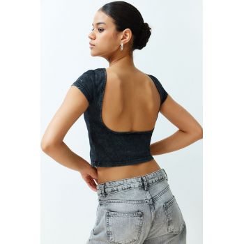 Tricou crop cu decupaj pe spate