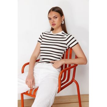 Tricou slim fit cu decolteu la baza gatului