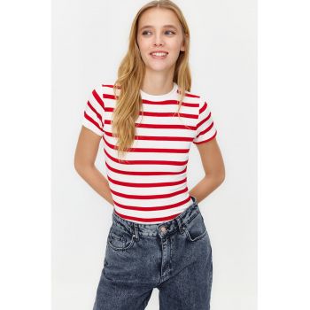 Tricou slim fit cu decolteu la baza gatului