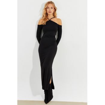 Rochie cu decupaj pe umeri si slit lateral