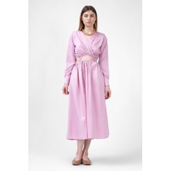 Rochie midi roz pastel cu decupaj in zona taliei