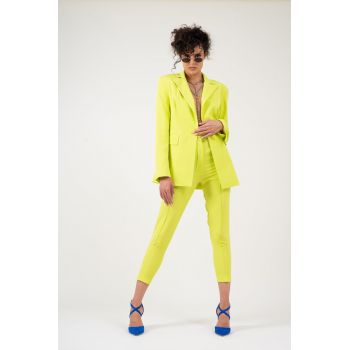 Costum galben neon cu sacou cambrat si pantaloni slim fit