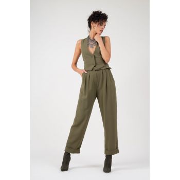 Costum khaki cu vesta si pantalon cropped