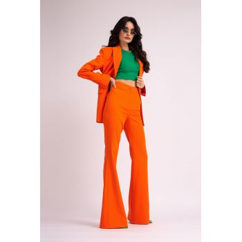 Costum portocaliu neon cu sacou cambrat si pantaloni evazati