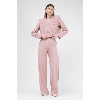 Costum roz pastel cu sacou cropped si pantaloni drepti cu riz