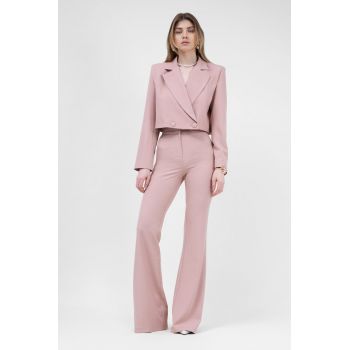 Costum roz pastel cu sacou cropped si pantaloni evazati