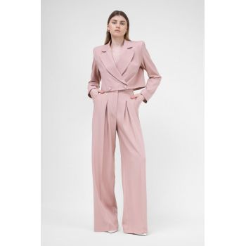 Costum roz pastel cu sacou cropped si pantaloni ultra wide leg