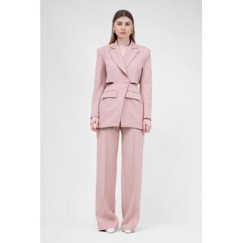 Costum roz pastel cu sacou decupat si pantaloni drepti cu riz