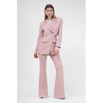 Costum roz pastel cu sacou decupat si pantaloni evazati