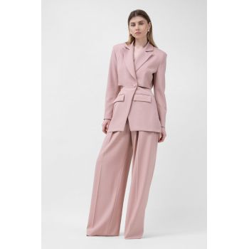 Costum roz pastel cu sacou decupat si pantaloni ultra wide leg