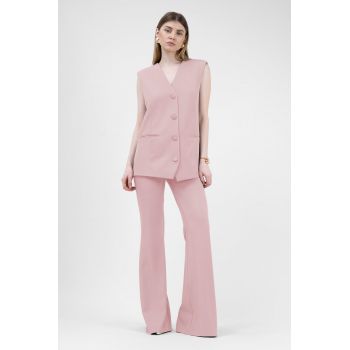 Costum roz pastel cu vesta oversized si pantaloni evazati