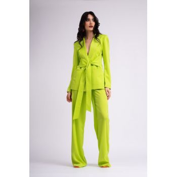 Costum verde neon cu sacou cu esarfe si pataloni wide leg