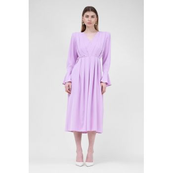 Rochie midi roz pastel cu pliuri si umeri proeminenti