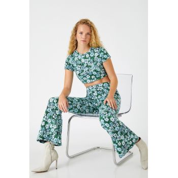 Pantaloni evazati cu model floral