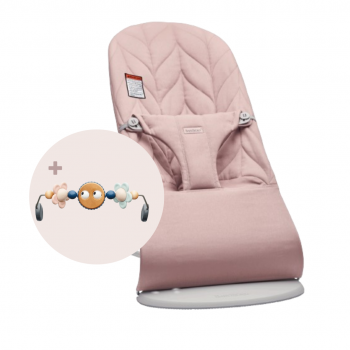 Balansoar din tesatura matlasata cu aspect delicat de petala pentru copii Baby Bjorn Bliss Dusty Pink, cu bara de jucarii inclusa