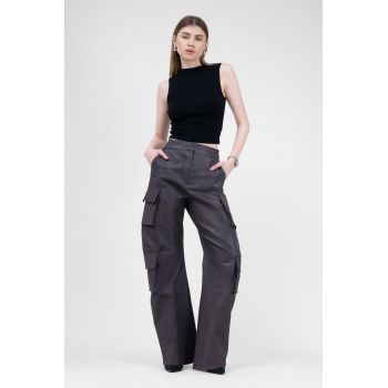 Pantaloni cargo maro din denim cu buzunare