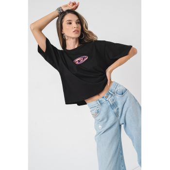 Tricou crop cu decupaj logo