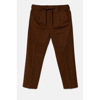 HUGO pantaloni barbati, culoarea maro, cu fason chinos, 50520337