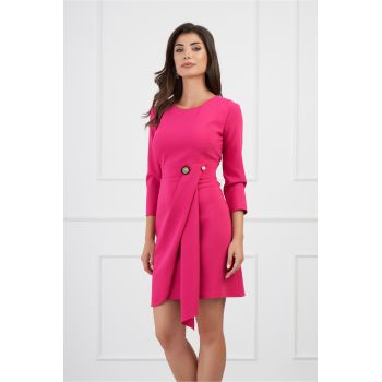 Rochie Oana fucsia cu brosa in talie si fusta petrecuta