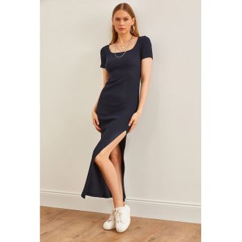 Rochie cu croiala bodycon si slit adanc si decolteu patrat