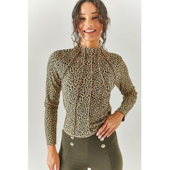 Bluza cu model leopard si guler inalt