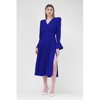 Rochie midi albastru electric cu pliuri si umeri proeminenti la reducere