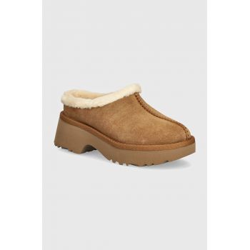 UGG papuci din piele intoarsa New Heights Cozy Clog culoarea maro, 1162510-CHE