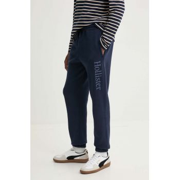 Hollister Co. pantaloni de trening culoarea albastru marin, cu imprimeu, KI334-4112