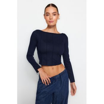 Bluza crop cu decolteu barcuta