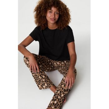 Pijama din bumbac cu model cu animal print si stele