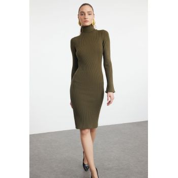 Rochie cu croiala bodycon si guler inalt