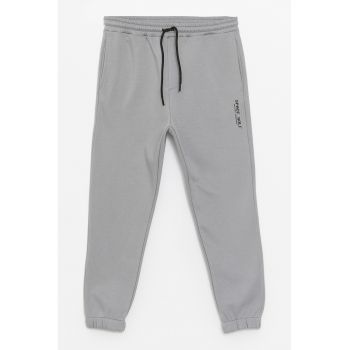 Pantaloni jogger uni cu text discret