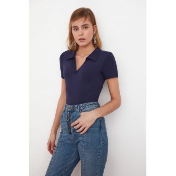 Tricou crop cu guler ascutit