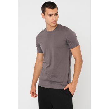 Tricou slim fit cu decolteu la baza gatului