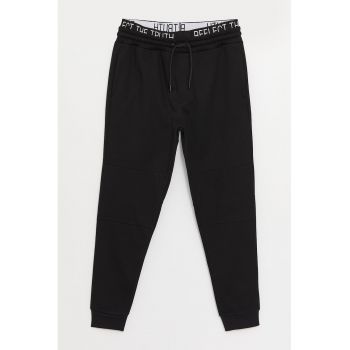 Pantaloni jogger slim fit cu banda text in talie